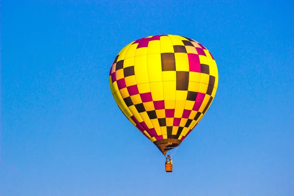 Multi gekleurde vierkantjes op hete luchtballon — Stockfoto