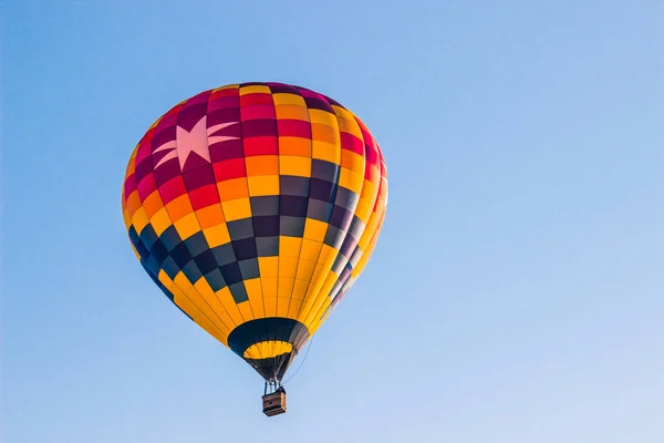 Sıcak hava balonu ile büyük sekiz sivri uçlu yıldız — Stok fotoğraf