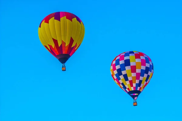 Twee Multi gekleurde hete lucht ballonnen — Stockfoto