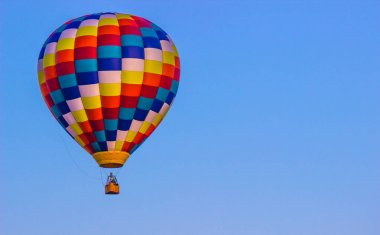 Parlak çok renkli sıcak hava balonu