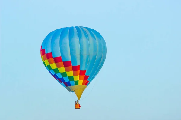 Ballon à air chaud bleu clair avec carrés multicolores — Photo