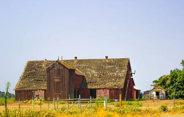 Vintage fienile di legno & Edifici in rovina — Foto Stock