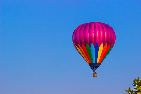 Globo de aire caliente púrpura — Foto de Stock