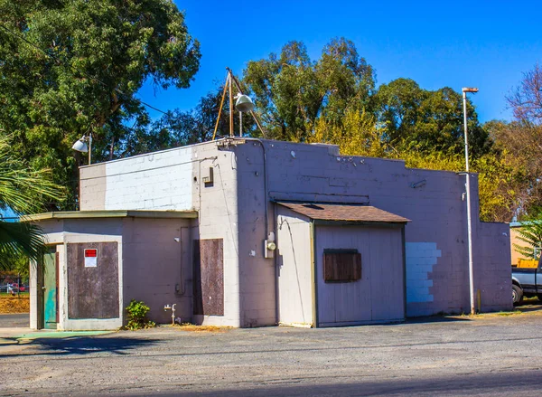 Verlassenes Kleines Gebäude Mit Vergitterten Fenstern — Stockfoto