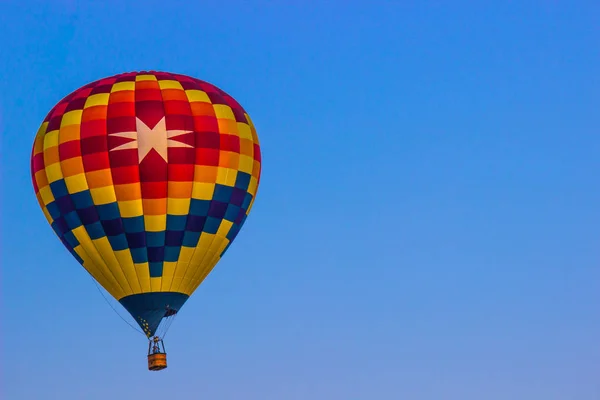 Parlak sıcak hava balonu ile sekiz sivri uçlu yıldız — Stok fotoğraf