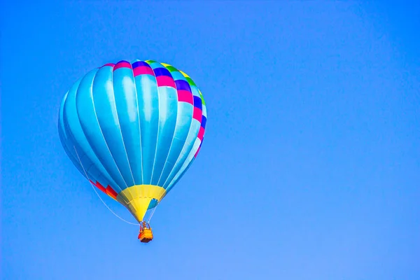 Ballon à air chaud bleu clair contre le ciel bleu foncé — Photo