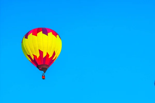 Parlak sıcak hava balonu erken sabah — Stok fotoğraf