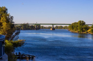 Sacramento Nehri üzerinde köprü