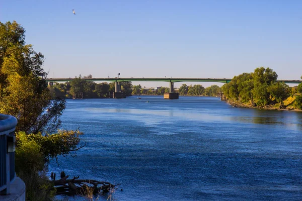 Sacramento Nehri üzerinde köprü