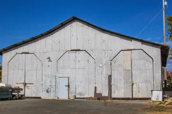 Trzy wysokości drzwi w budynku Yard konserwacja kolejowe — Zdjęcie stockowe