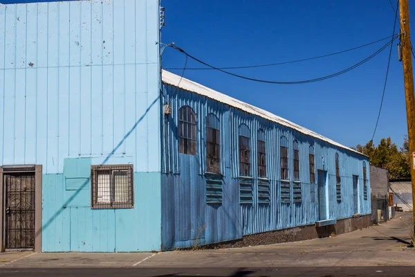 Lado Del Edificio Metal Vintage Con Ventanas Rotas —  Fotos de Stock