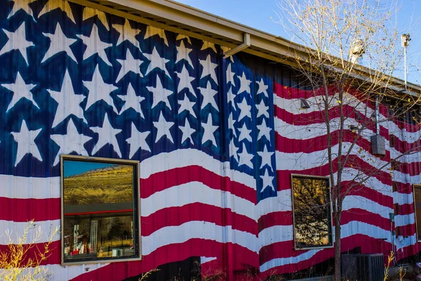 Edificio de estaño con bandera americana en el costado —  Fotos de Stock