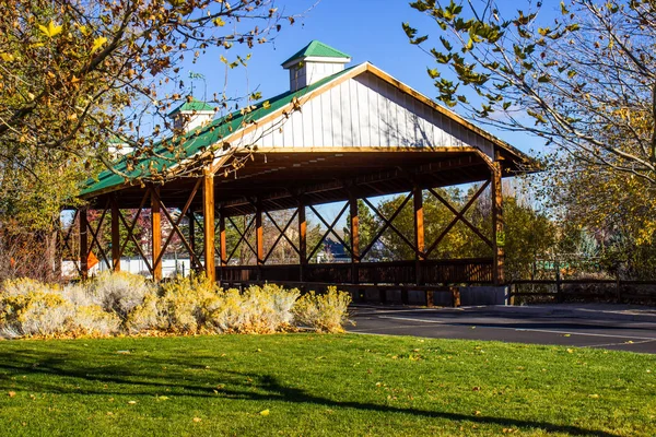 Pont couvert à l'automne — Photo