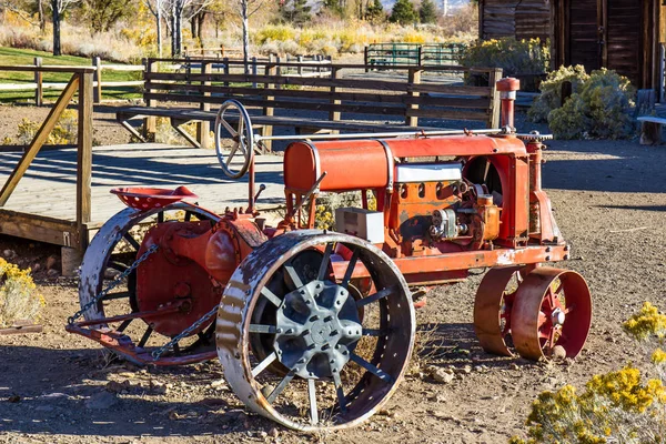 Antiker Traktor mit Eisenrädern aus Metall — Stockfoto