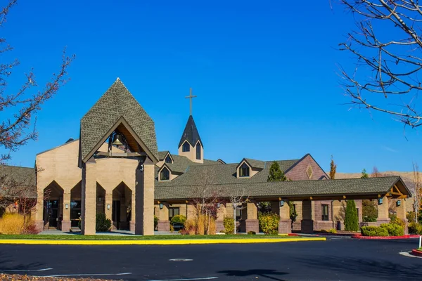 Entrada para Chuch moderno com Steeple — Fotografia de Stock