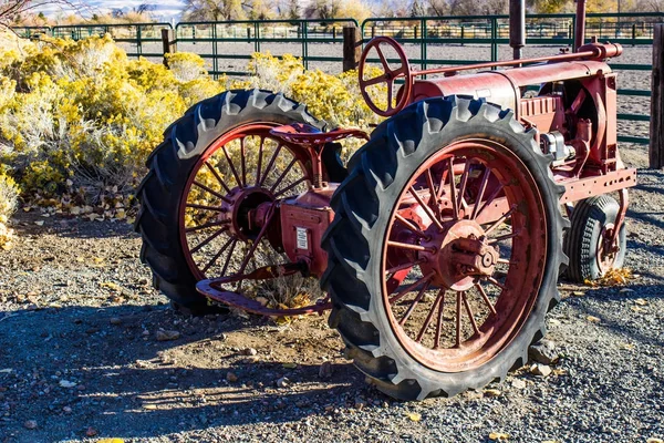 Oldtimer orangefarbener Traktor am frühen Morgen — Stockfoto