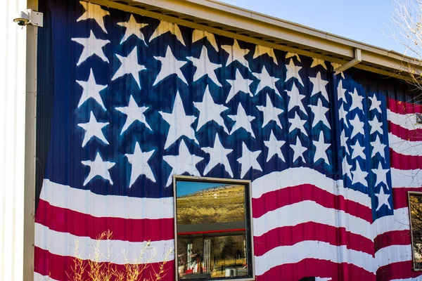 Bandera Americana Con Rojo Blanco Azul Lado Del Edificio —  Fotos de Stock