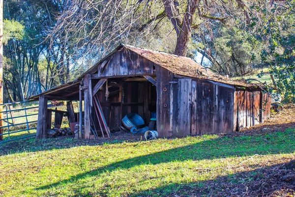 秋に古い木造の小屋 — ストック写真