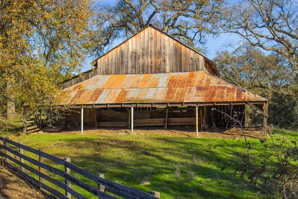 Vintage Wooden Barn With Rusty Tin Roof — Stock Photo, Image