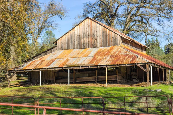 オーバー ハング さびたトタン屋根の古い木造の納屋 — ストック写真