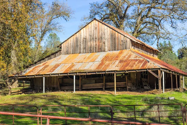 Velho Celeiro Madeira Com Overhang Rusty Tin Roof — Fotografia de Stock