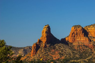 Pürüzlü Red Rock doruklarına Arizona Çölü'nde