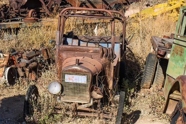 Hurda bahçesinde paslı eski model araba