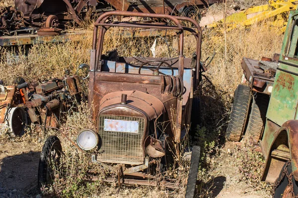 Auto arrugginita vintage nel cortile di salvataggio — Foto Stock