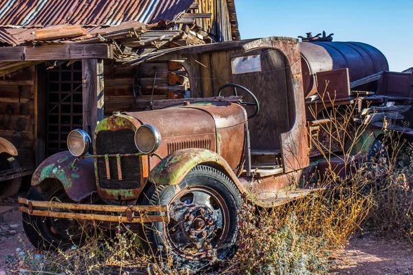 Camion cisterna arrugginito vintage nel deposito di spazzatura — Foto Stock