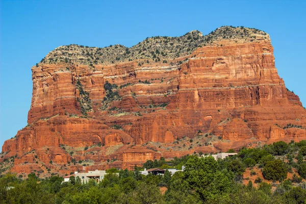 Montagne Red Rock avec des couches surplombant les maisons dans le désert de l'Arizona — Photo