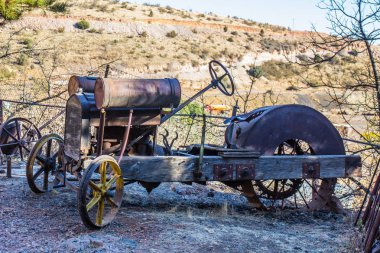 Retro paslı otomobil yüksek çölde