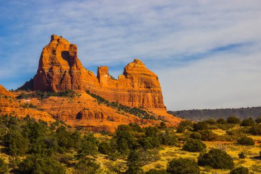 Geç öğleden sonra kırmızı kaya oluşumları Arizona yüksek çölde