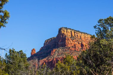 Kırmızı kayalıklarla Arizona dağda katmanlarla pürüzlü