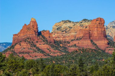 Arizona yüksek çöl katmanlarda ile kırmızı Dağları üzerinde sivri tepeler