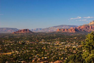 Uzak Red Rock Dağları bakan Arizona yüksek çöl vadi