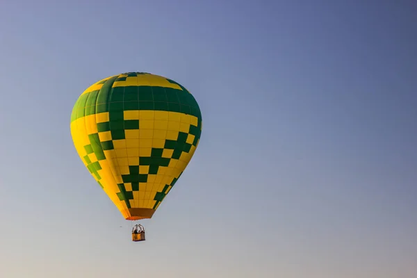 Luftballong i tidigt på morgonen — Stockfoto