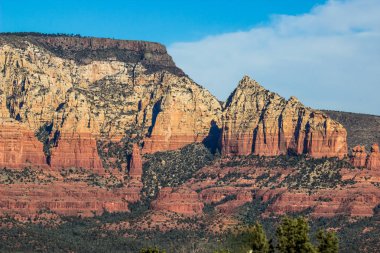 Pürüzlü Arizona Çölü'nde Red Rock Dağları doruklarına