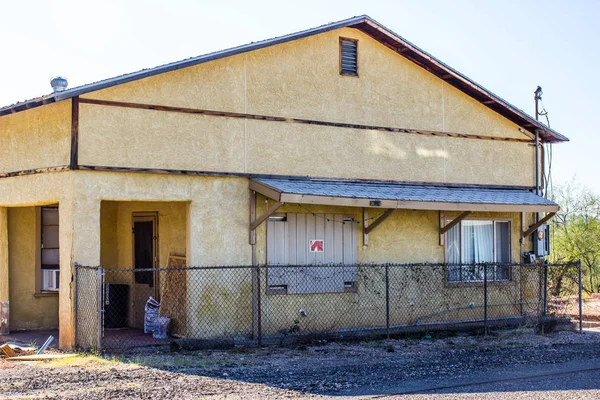 Edificio abandonado con ventana tapiada — Foto de Stock