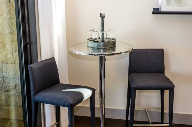 İki dışkı ile köşe masa