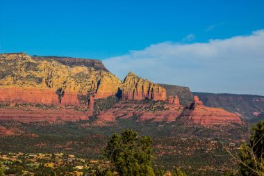 Doğal Red Rock bakan yüksek dağlar vadi çöl