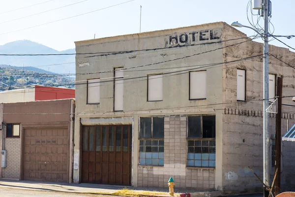 Edificio Abbandonato Con Finestre Sbarrate Nell Area Depressa — Foto Stock