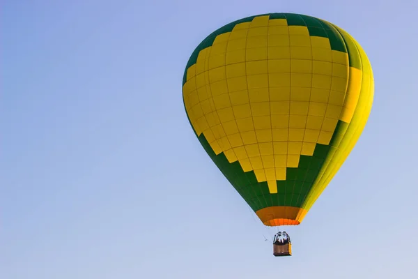 清晨的绿灯和黄色热气球 — 图库照片