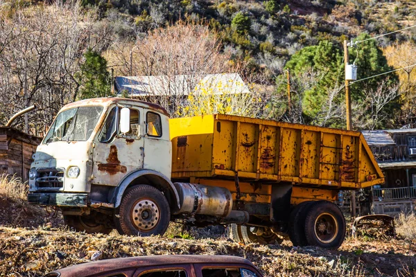 Vintage Yellow Rusty Dump Truck Salvage Yard — Stock Photo, Image