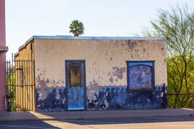 Terk edilmiş eski soyulması boya ile binayı havaya bindik