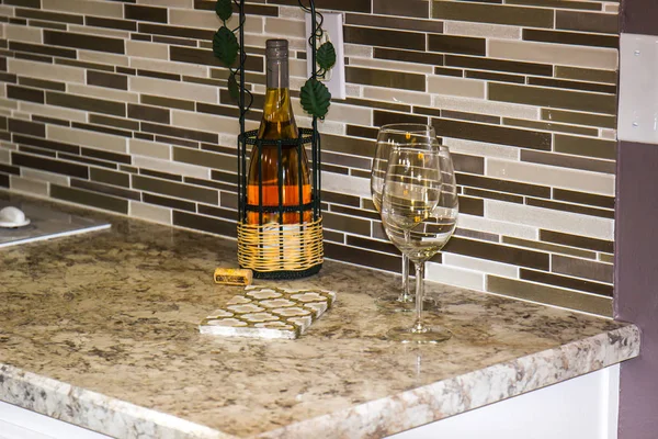Вино, держатель и очки на современной кухне — стоковое фото