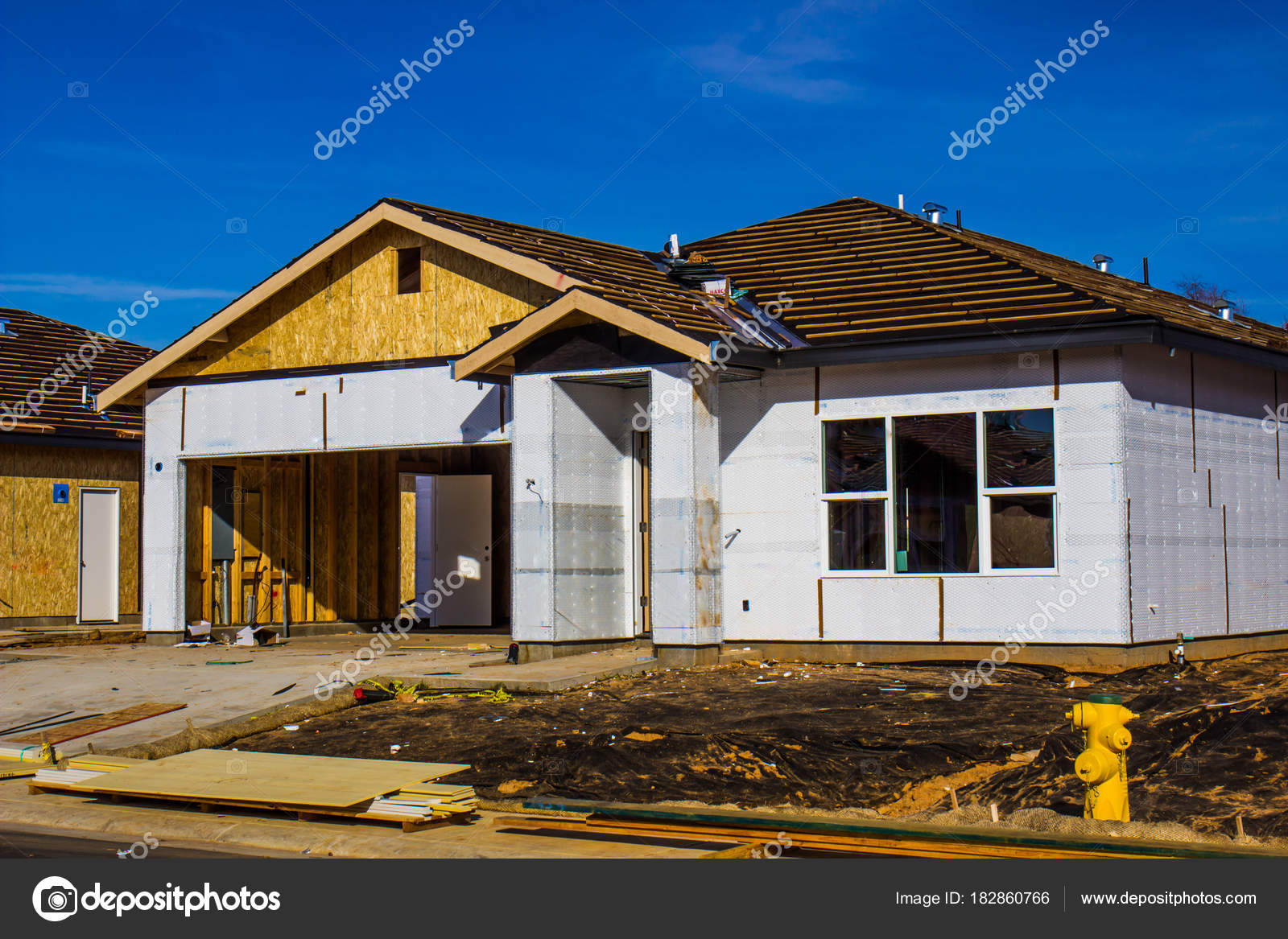 Construcción de casas nuevas — Foto editorial de stock © weezybob5