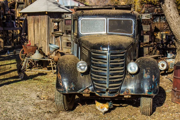 Front des Retro-Lastwagens im Berghof — Stockfoto