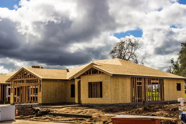 Nouvelle maison de construction dans l'étape de cadrage — Photo