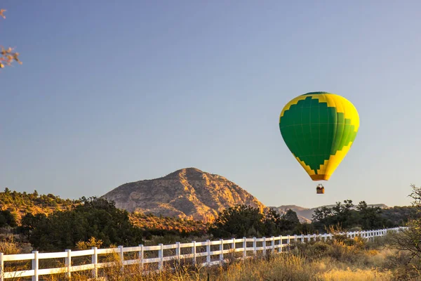 Globo de aire caliente volando a baja altura — Foto de Stock