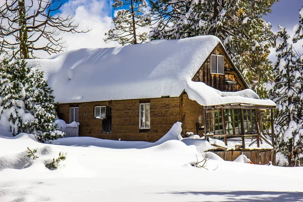 Berghut met sneeuw bedekte dak — Stockfoto